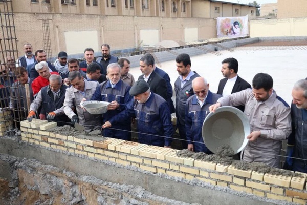 رئیس‌جمهور شخصا برای ساخت مدرسه دست به کار شد