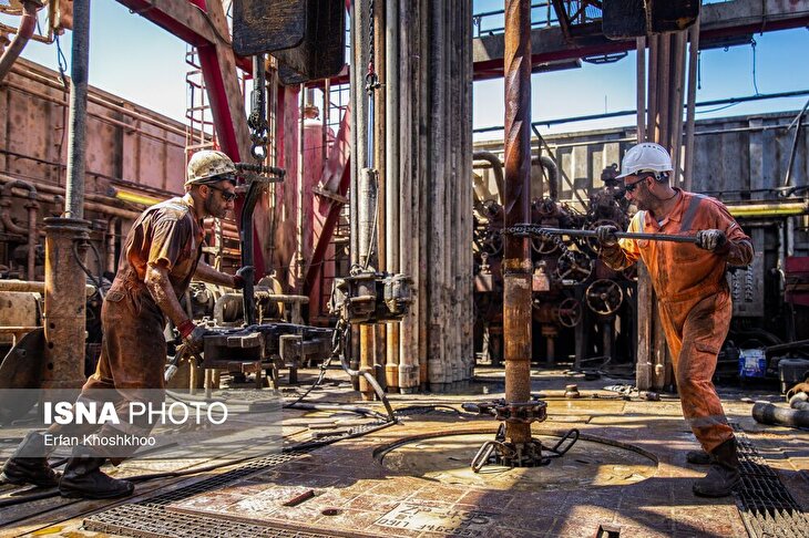 تصاویر/ حفاری نفت در آب‌های خلیج فارس
