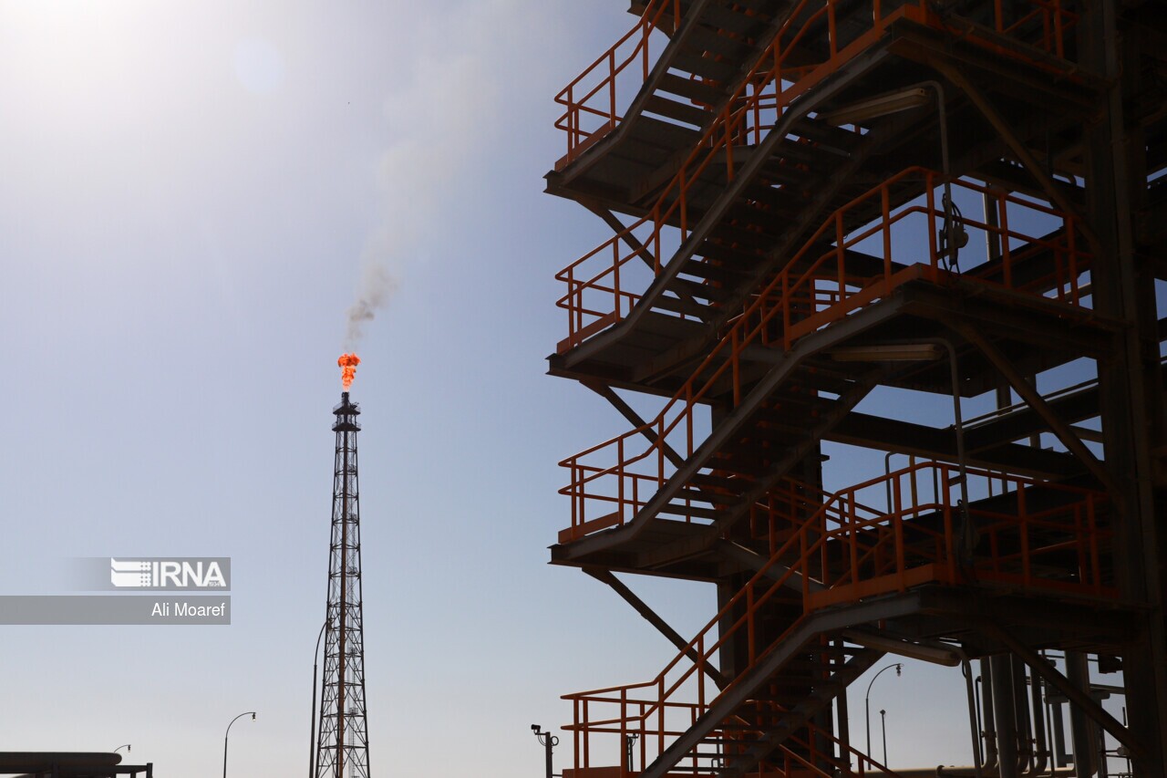 بین وزارت نفت و شرکت‌های داخلی؛
چهار قرارداد نفتی به ارزش ۲ میلیارد دلار امضا شد