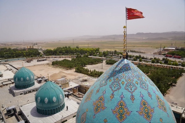 اهتزاز پرچم سرخ انتقام بر فراز گنبد مسجد جمکران