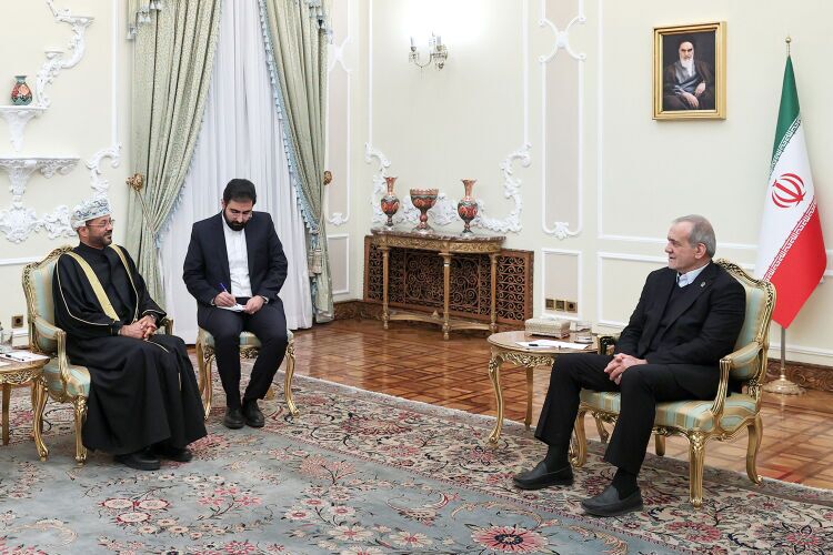 پزشکیان: اراده ایران اجرای توافقات دوجانبه و گسترش ارتباطات با عمان در همه زمینه‌ها است