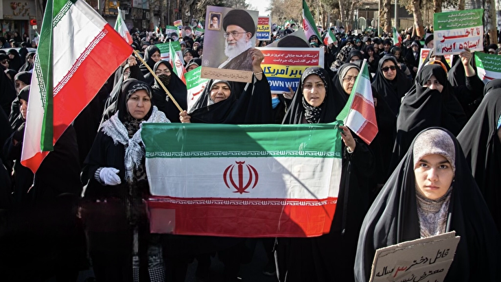 ما پشت رهبر و کشور عزیزمان هستیم