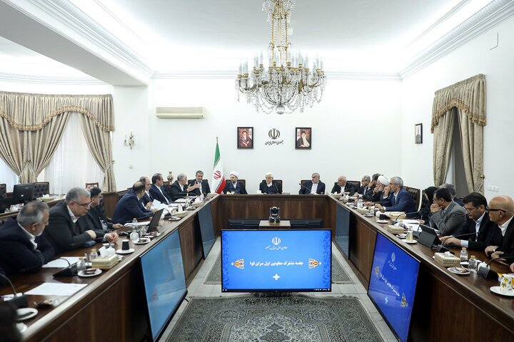 عارف: دولت برای خروج از تنگناهای اقتصادی روی بخش خصوصی حساب کرده است