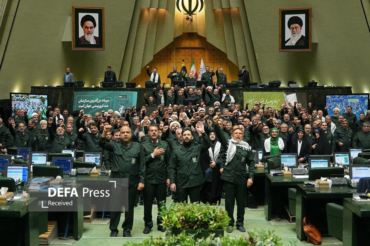 نمایندگان مجلس در حمایت از سپاه سبزپوش شدند