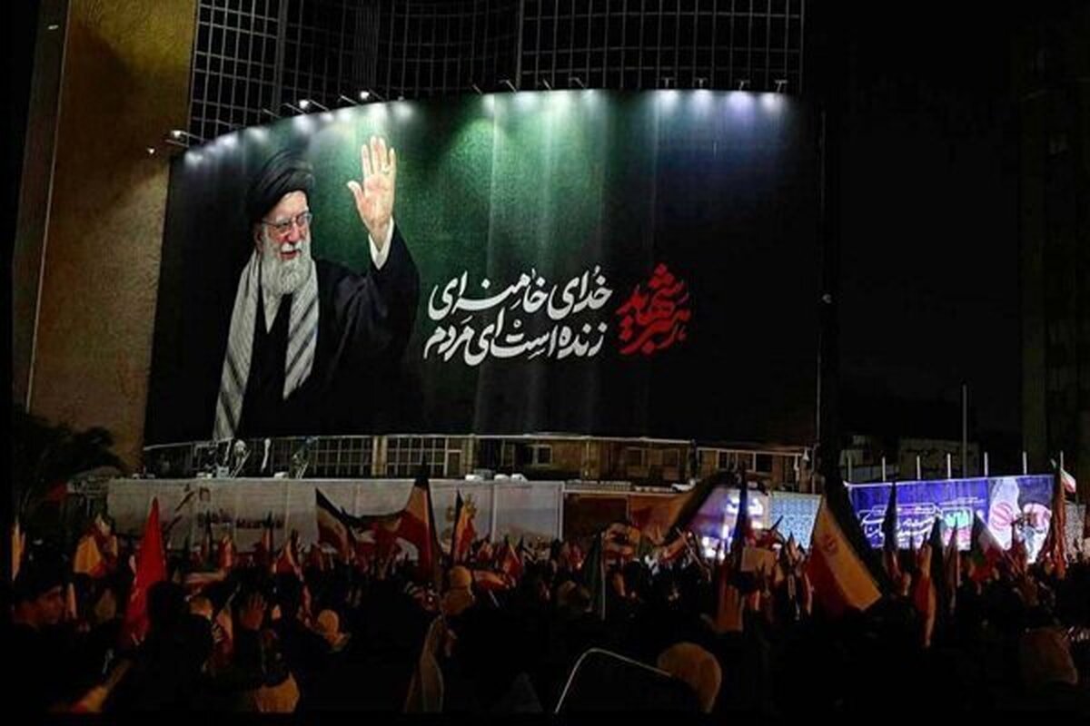 «رهبر شهید» روی دیوارنگاره میدان ولیعصر (عج) نقش بست «رهبر شهید» روی دیوارنگاره میدان ولیعصر (عج) نقش بست