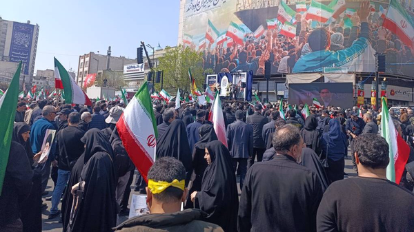 حضور گسترده مردم در میدان انقلاب، قبل از آغاز مراسم تشییع پیکر شهدا