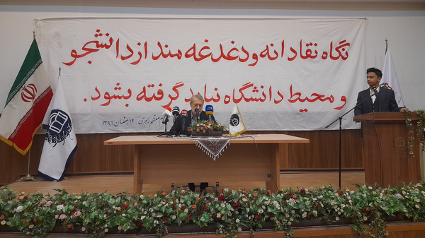 لاریجانی: به جمهوری اسلامی فشار بیاورند از خودش دفاع می‌کند