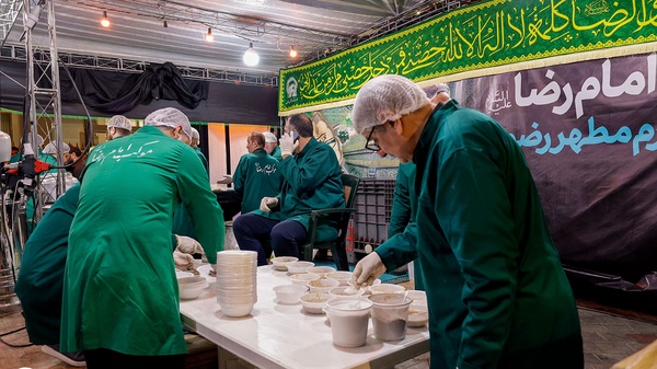 خدمت‌رسانی خادمان به زائران پیاده امام رضا(ع)