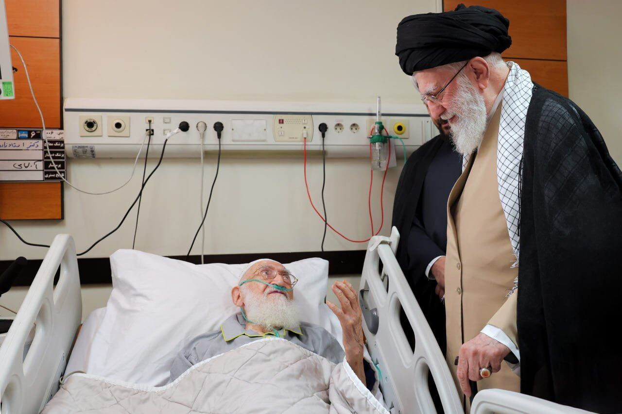 رهبر معظم انقلاب از حضرت آیت‌الله نوری همدانی عیادت کردند