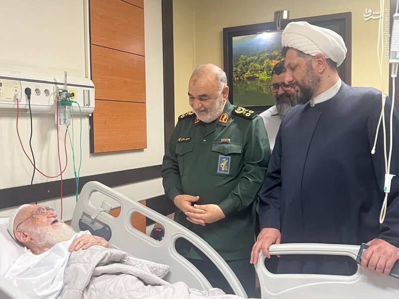 عیادت فرمانده کل سپاه از حضرت آیت‌الله نوری همدانی
