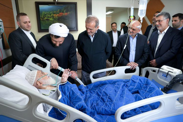 رئیس‌جمهور از آیت‌الله نوری همدانی عیادت کرد
