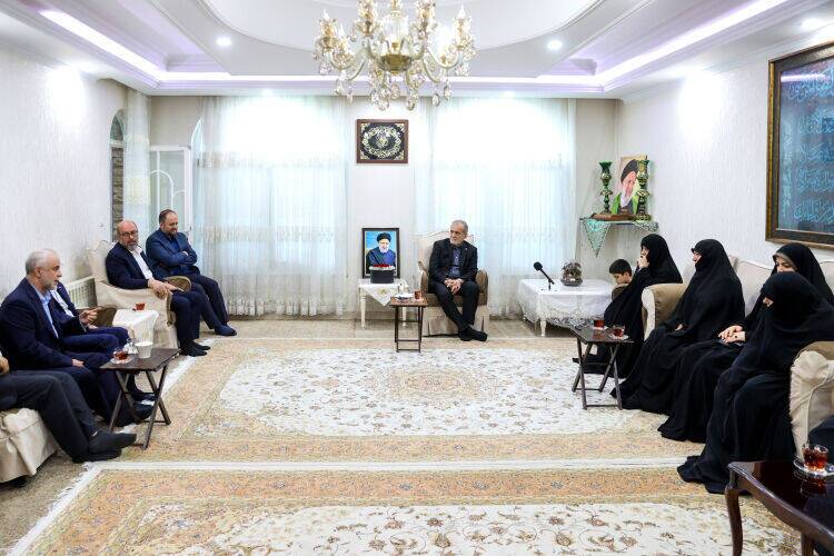 دیدار رئیس‌جمهور پزشکیان با خانواده شهدای خدمت