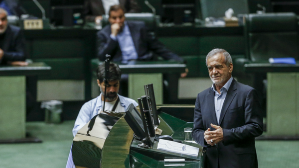 ۲۴ نماینده تهران: مصاحبه پزشکیان خلاف وحدت در مبارزه با آمریکا بود
