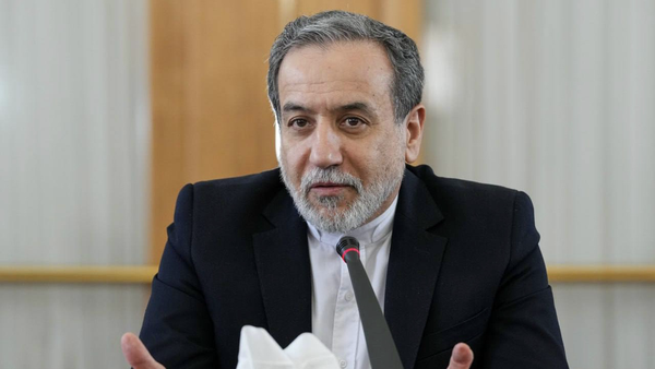 عراقچی: اصرار گروسی بر بازدید از سایت‌های بمباران‌ شده بی‌معناست
