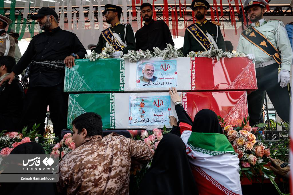 المیادین: مراسم تشییع شهدا در تهران بسیار باشکوه و پرشور است