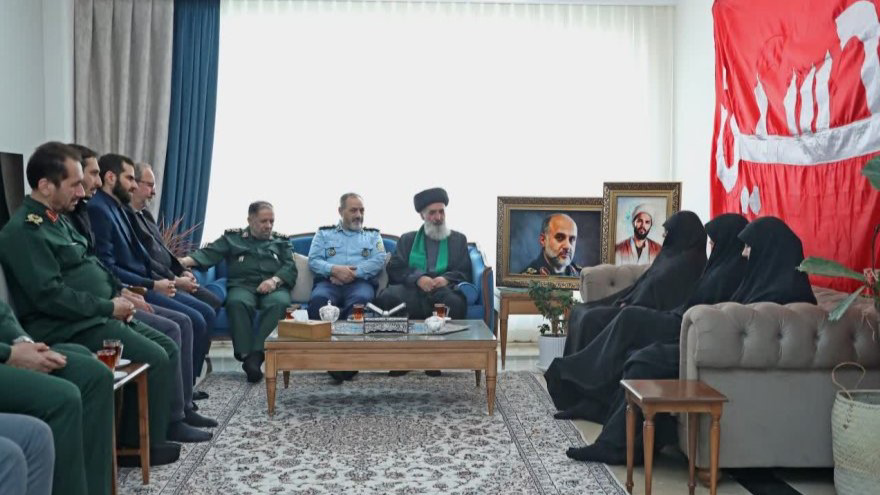 دیدار وزیر دفاع با خانواده شهیدان رشید و محرابی