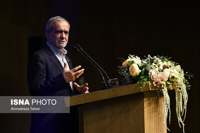 پزشکیان: نخبه کسی است که اگر به مشکل برخورد، در نرود