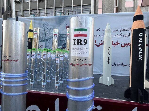 نمایش موشک و سانتریفیوژ‌های ایرانی در راهپیمایی ۱۳ آبان