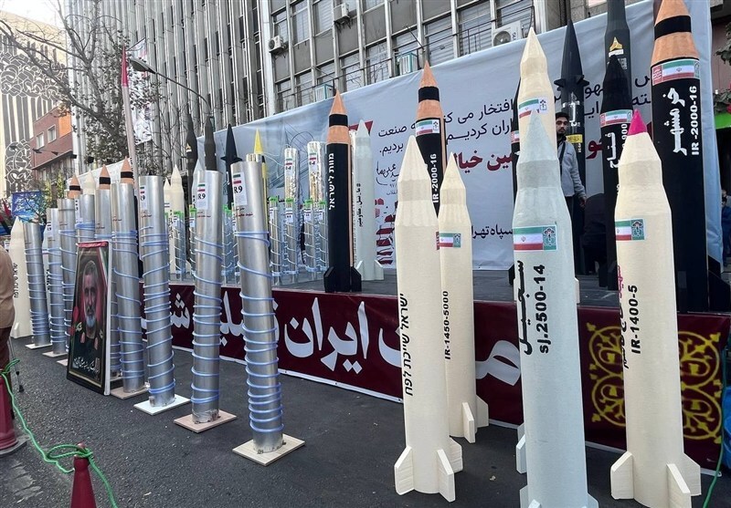 نمایش موشک و سانتریفیوژ‌های ایرانی در راهپیمایی ۱۳ آبان