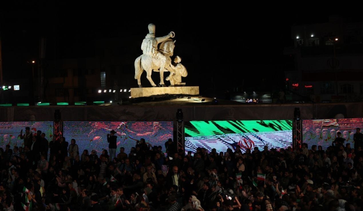 مجسمه «زانوزنندگان برابر ایران» در میدان انقلاب رونمایی شد مجسمه «زانوزنندگان برابر ایران» در میدان انقلاب رونمایی شد