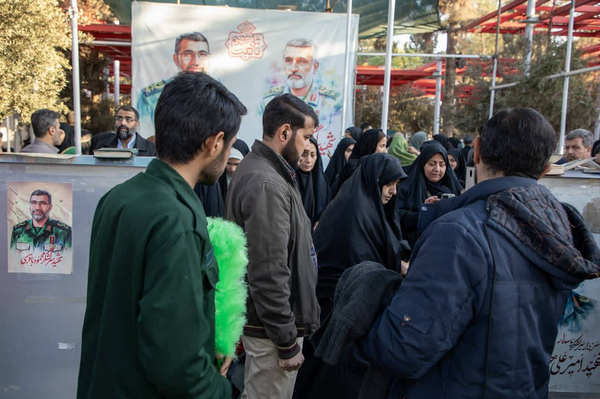 آغاز هفته هوافضای سپاه با عطرافشانی و گلباران مزار شهدا آغاز هفته هوافضای سپاه با عطرافشانی و گلباران مزار شهدا