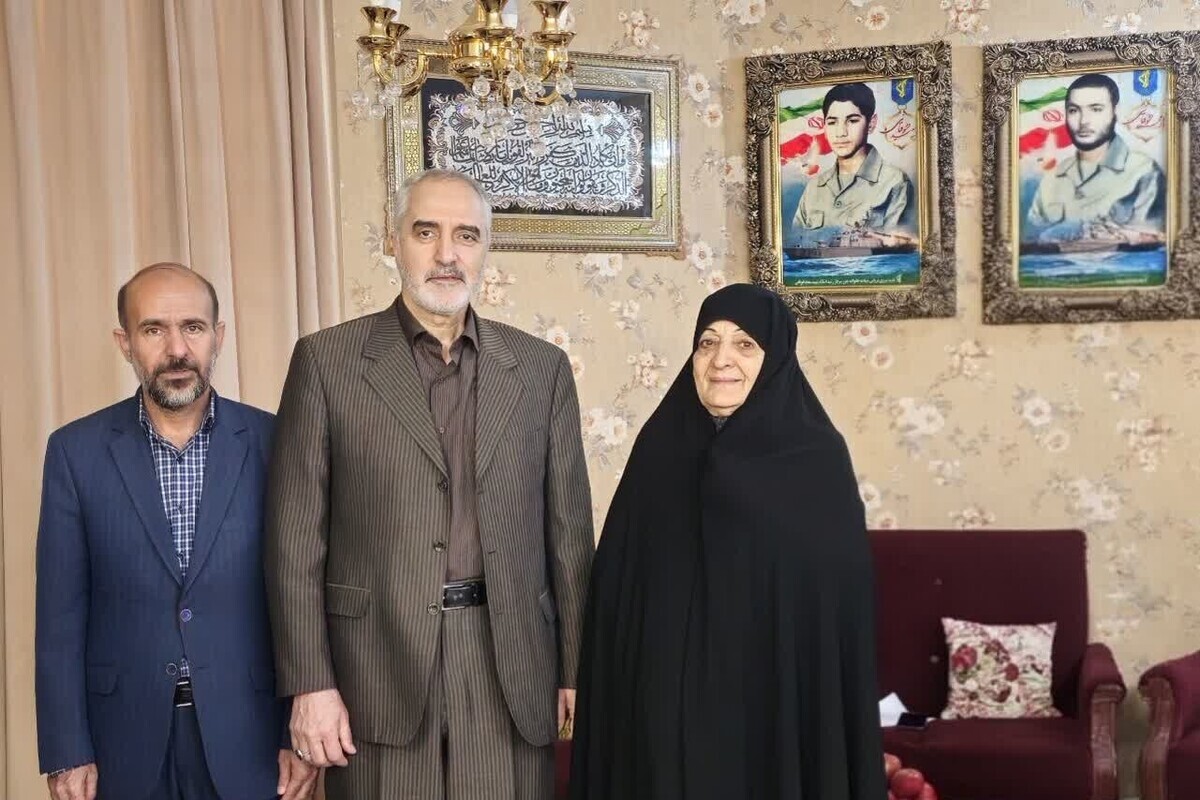 دیدار معاون هماهنگ کننده سپاه با مادر شهیدان طوقانی دیدار معاون هماهنگ کننده سپاه با مادر شهیدان طوقانی