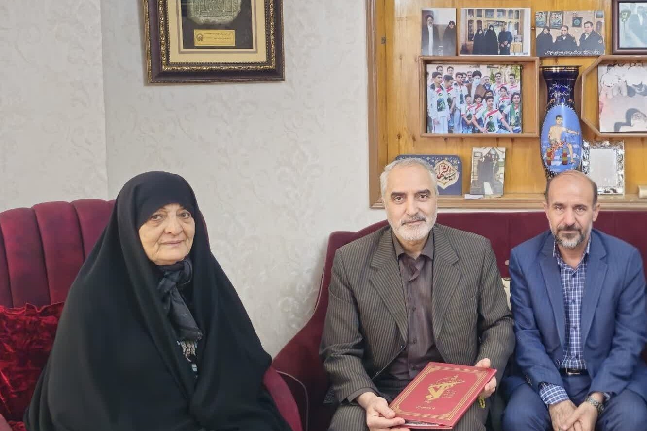 دیدار معاون هماهنگ کننده سپاه با مادر شهیدان طوقانی دیدار معاون هماهنگ کننده سپاه با مادر شهیدان طوقانی