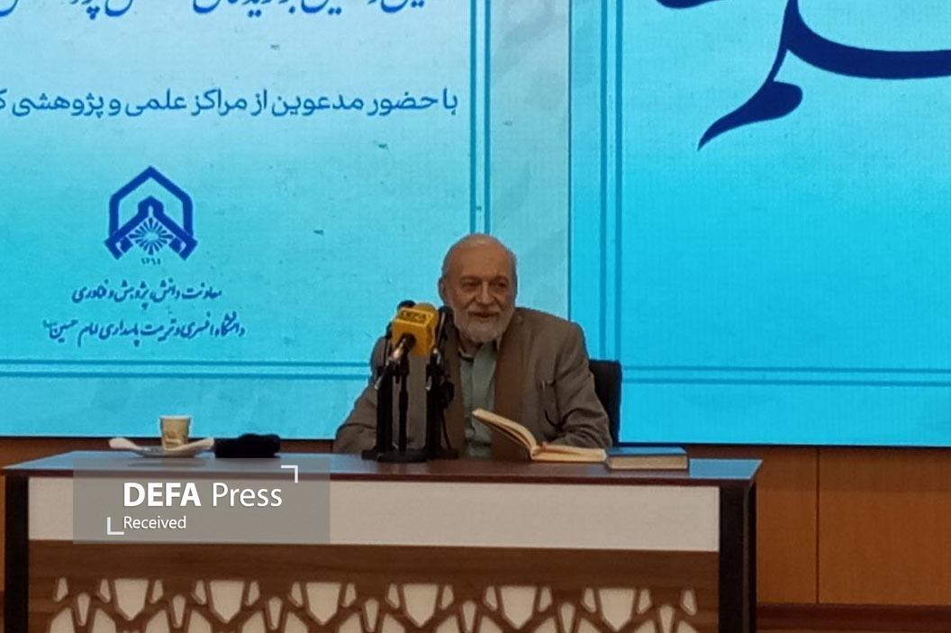 لاریجانی: آمریکا از امکانات نظامی ما کپی برداری می‌کند