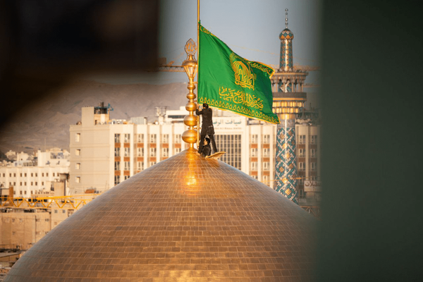 تعویض پرچم گنبد منور رضوی در صبح ولادت امام مهربانیها+ فیلم تعویض پرچم گنبد منور رضوی در صبح ولادت امام مهربانیها+ فیلم