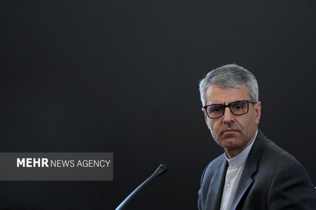 بقائی:
امپراطور ناچار شد با واقعیت کنار بیاید