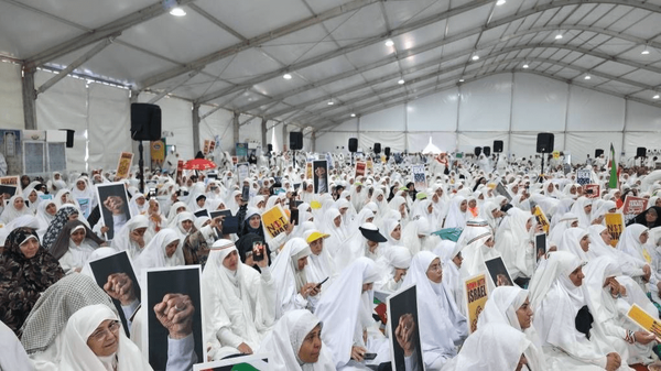 مراسم برائت از مشرکین در عرفات به یاد رهبر شهید آغاز شد