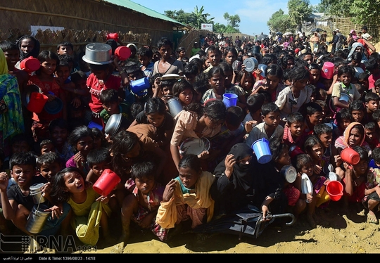 تصاویر ، آوارگان روهینگایی را در یکی از اردوگاه های مرزی در کشور بنگلادش نشان می دهد . بیش از 600 هزار روهینگیایی ، پس از سرکوب، از سرزمین خود در میانمار بیرون رانده شده اند
