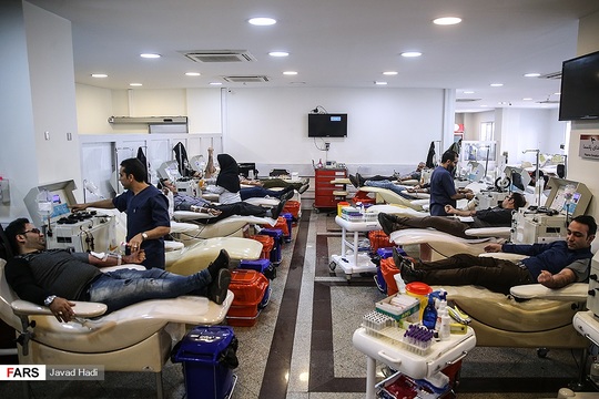 حضور پرشور مردم در مراکز اهدا خون برای کمک به زلزله زدگان