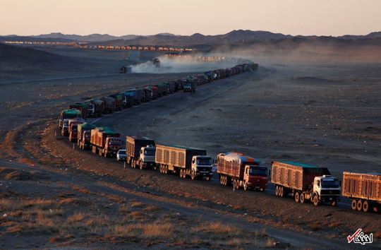 صف صدها کامیون با محموله زغال سنگ در مرز مغولستان و چین