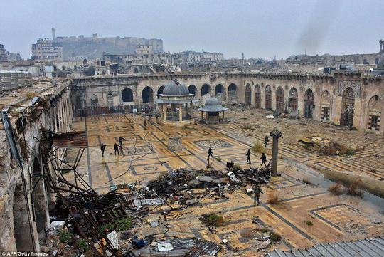 بازسازی مسجد اموی حلب با حمایت مالی روسیه؛ منابع آگاه اعلام کردند روسیه بودجه زیادی را برای بازسازی آثار باستانی حلب از جمله مسجد اموی اختصاص داده است.