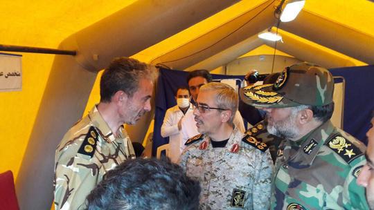 سرلشکر باقری رییس ستاد کل نیروهای مسلح به همراه امیر سرتیپ حیدری از بیمارستان صحرایی ارتش در سر پل ذهاب بازدید کرد.
