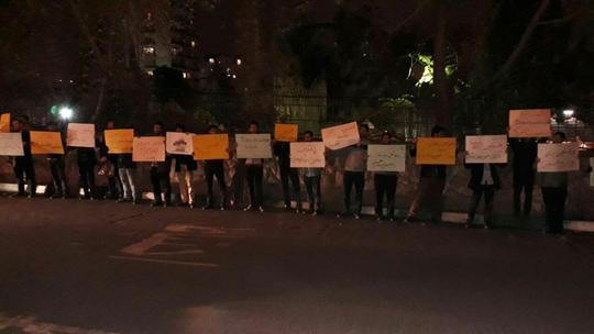 تجمع جمعی از دانشجویان تهران مقابل سفارت سوئیس و حافظ منافع آمریکا در ایران در اعتراض به اظهارات اخیر ترامپ پیرامون قدس شریف 