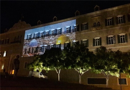  نورافشانی تصاویر مسجدالاقصی بر ساختمان‌های مهم بیروت
لبنان در اعلام حمایت از قدس، تصاویر مسجدالاقصی را بر روی چند ساختمان مهم این شهر به وسیله نور بازتاب داد.