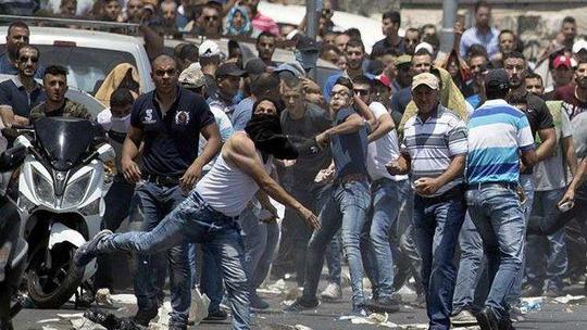 درگیری‌های شدید میان جوانان فلسطینی و نیروهای رژیم صهیونیستی به دنبال تظاهرات گسترده فلسطینی‌ها علیه اقدام ترامپ درباره قدس