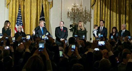  شرکت ترامپ در مراسم ویژه یهودیان در کاخ سفید
رئیس جمهور آمریکا پس از معرفی قدس به عنوان پایتخت رژیم صهیونیستی، عید یهودی حنوکا را نیز در کاخ سفید جشن گرفت.