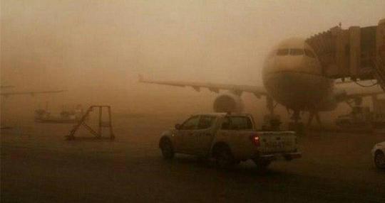 موج سنگین غبار پروازهای خوزستان را مختل کرد.
تداوم گرد و غبار برای دومین روز متوالی در خوزستان موجب لغو چهار پرواز فرودگاههای اهواز و آبادان شد.