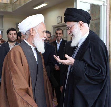 تصویری از عالم متفکر مرحوم حجت‌الاسلام حائری شیرازی در کنار رهبر انقلاب اسلامی