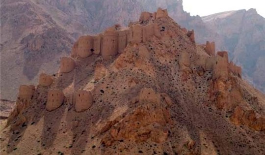 «چهل برج» بنایی است بزرگ و تاریخی که در منطقه «یکاولنگ» ولایت بامیان افغانستان واقع شده است. 