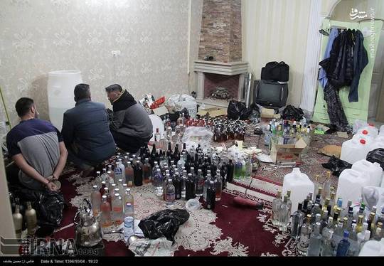  با اقدام پلیس آگاهی خراسان رضوی و ماموران مبارزه با قاچاق کالا ، روز دوشنبه یک کارگاه بزرگ تولید مشروبات الکلی در منطقه هاشمیه مشهد کشف و عوامل آن دستگیر شدند.
