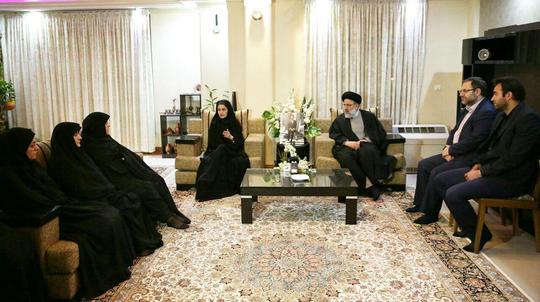  حجت‌الاسلام ‎رئیسی با حضور در منزل مرحوم فرید محبی، سرمهندس کشتی ‎سانچی با خانواده آن مرحوم در مشهد دیدار کرد.
