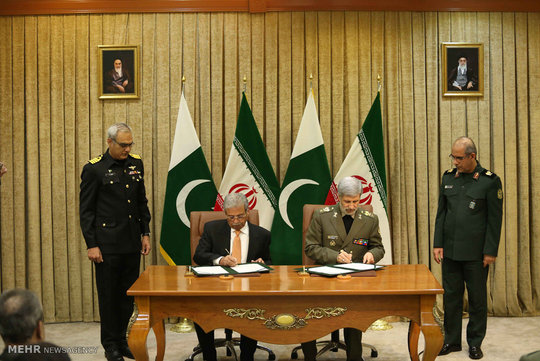  امضای بیانیه همکاری مشترک بین وزرای دفاع ایران و پاکستان
مراسم امضای بیانیه همکاریهای مشترک بین وزیر دفاع ایران و وزیر تولیدات دفاع پاکستان برگزار شد.