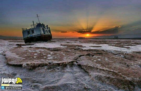 لنج و کشتی به نمک نشسته در دریاچه ارومیه!
