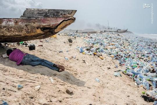 کثیف‌ترین ساحل دنیا
ساحل آکرا در کشور آفریقایی غنا، به دلیل تخلیه زباله های شهری در آن ، کثیف ترین ساحل دنیا شناخته می‌شود.
