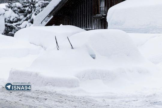 ماشین مدفون شده در برف
در پی بارش برف شدید در داووس سوئیس، یکی از ماشین‌های پارک شده در خیابان زیر برف شدید مدفون شده و تنها برف‌پاک‌کن‌های آن دیده می‌شود.
