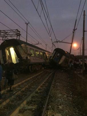 رسانه‌های ایتالیایی از خروج یک قطار از ریل در حومه شهر میلان خبر دادند. 
گزارشهای اولیه حاکی از کشته و زخمی شدن چندین نفر در این حادثه است.
